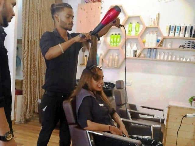 Tipping a hairdresser in India